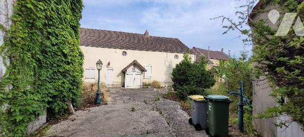 Une maison d’habitation et de très grands combles de ferme
Une grange