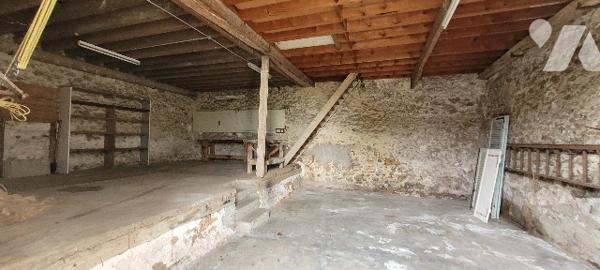 Une maison d’habitation et de très grands combles de ferme
Une grange
