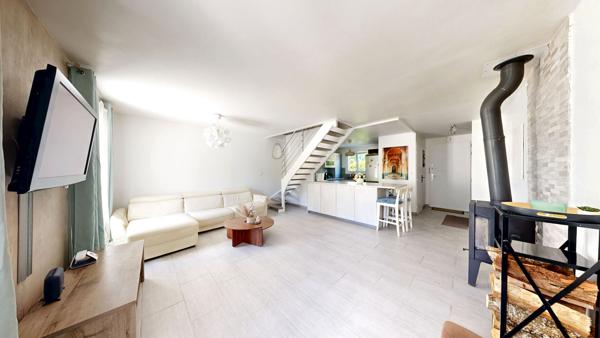 Maison VAUREAL avec 4 chambres garage et terrain.