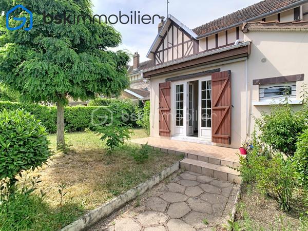 EN EXCLUSIVITÉ Maison de charme avec jardin et garage

À Saint-Étienne-du-Rouvray, dans un secteur calme proche des commerces et des principaux axes, découvrez cette authentique maison de 1929, construite en briques et silex, d'environ 83 m².

Le rez-de-chaussée comprend une salle à manger, un salon lumineux pouvant être transformé en chambre pour une vie de plain-pied, une grande salle de bains, une cuisine avec arrière-cuisine et un accès direct au jardin.

À l'étage, un palier dessert deux chambres et un dressing.

À l'extérieur, vous profiterez d'un jardin clos et sans vis-à-vis, ainsi que d'un garage et d'une cave.

Les atouts :
Possibilité de vivre de plain-pied.
Double vitrage.
Maison fraîche en été grâce à ses murs épais.
Garage, cave et jardin.
Proximité des commerces, transports et grands axes.

Informations complémentaires :

Surface : environ 83 m²
Chauffage au fioul
Taxe foncière : environ 1 000 €

Une maison pleine de charme, idéale pour ceux qui recherchent un bien authentique avec un beau potentiel. À découvrir rapidement !