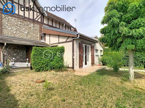 EN EXCLUSIVITÉ Maison de charme avec jardin et garage

À Saint-Étienne-du-Rouvray, dans un secteur calme proche des commerces et des principaux axes, découvrez cette authentique maison de 1929, construite en briques et silex, d'environ 83 m².

Le rez-de-chaussée comprend une salle à manger, un salon lumineux pouvant être transformé en chambre pour une vie de plain-pied, une grande salle de bains, une cuisine avec arrière-cuisine et un accès direct au jardin.

À l'étage, un palier dessert deux chambres et un dressing.

À l'extérieur, vous profiterez d'un jardin clos et sans vis-à-vis, ainsi que d'un garage et d'une cave.

Les atouts :
Possibilité de vivre de plain-pied.
Double vitrage.
Maison fraîche en été grâce à ses murs épais.
Garage, cave et jardin.
Proximité des commerces, transports et grands axes.

Informations complémentaires :

Surface : environ 83 m²
Chauffage au fioul
Taxe foncière : environ 1 000 €

Une maison pleine de charme, idéale pour ceux qui recherchent un bien authentique avec un beau potentiel. À découvrir rapidement !