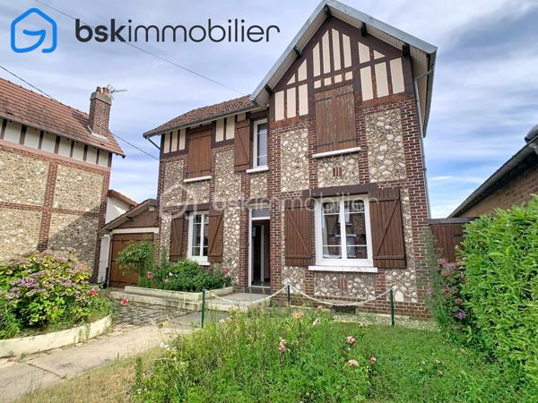 EN EXCLUSIVITÉ Maison de charme avec jardin et garage

À Saint-Étienne-du-Rouvray, dans un secteur calme proche des commerces et des principaux axes, découvrez cette authentique maison de 1929, construite en briques et silex, d'environ 83 m².

Le rez-de-chaussée comprend une salle à manger, un salon lumineux pouvant être transformé en chambre pour une vie de plain-pied, une grande salle de bains, une cuisine avec arrière-cuisine et un accès direct au jardin.

À l'étage, un palier dessert deux chambres et un dressing.

À l'extérieur, vous profiterez d'un jardin clos et sans vis-à-vis, ainsi que d'un garage et d'une cave.

Les atouts :
Possibilité de vivre de plain-pied.
Double vitrage.
Maison fraîche en été grâce à ses murs épais.
Garage, cave et jardin.
Proximité des commerces, transports et grands axes.

Informations complémentaires :

Surface : environ 83 m²
Chauffage au fioul
Taxe foncière : environ 1 000 €

Une maison pleine de charme, idéale pour ceux qui recherchent un bien authentique avec un beau potentiel. À découvrir rapidement !