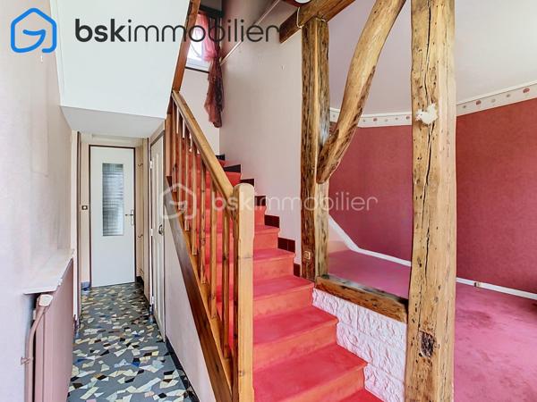 EN EXCLUSIVITÉ Maison de charme avec jardin et garage

À Saint-Étienne-du-Rouvray, dans un secteur calme proche des commerces et des principaux axes, découvrez cette authentique maison de 1929, construite en briques et silex, d'environ 83 m².

Le rez-de-chaussée comprend une salle à manger, un salon lumineux pouvant être transformé en chambre pour une vie de plain-pied, une grande salle de bains, une cuisine avec arrière-cuisine et un accès direct au jardin.

À l'étage, un palier dessert deux chambres et un dressing.

À l'extérieur, vous profiterez d'un jardin clos et sans vis-à-vis, ainsi que d'un garage et d'une cave.

Les atouts :
Possibilité de vivre de plain-pied.
Double vitrage.
Maison fraîche en été grâce à ses murs épais.
Garage, cave et jardin.
Proximité des commerces, transports et grands axes.

Informations complémentaires :

Surface : environ 83 m²
Chauffage au fioul
Taxe foncière : environ 1 000 €

Une maison pleine de charme, idéale pour ceux qui recherchent un bien authentique avec un beau potentiel. À découvrir rapidement !