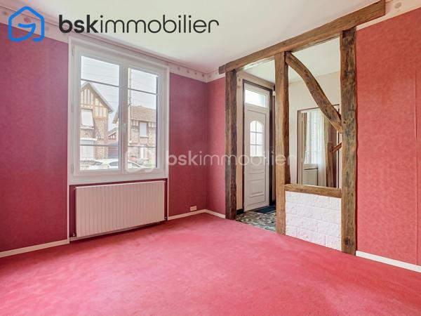 EN EXCLUSIVITÉ Maison de charme avec jardin et garage

À Saint-Étienne-du-Rouvray, dans un secteur calme proche des commerces et des principaux axes, découvrez cette authentique maison de 1929, construite en briques et silex, d'environ 83 m².

Le rez-de-chaussée comprend une salle à manger, un salon lumineux pouvant être transformé en chambre pour une vie de plain-pied, une grande salle de bains, une cuisine avec arrière-cuisine et un accès direct au jardin.

À l'étage, un palier dessert deux chambres et un dressing.

À l'extérieur, vous profiterez d'un jardin clos et sans vis-à-vis, ainsi que d'un garage et d'une cave.

Les atouts :
Possibilité de vivre de plain-pied.
Double vitrage.
Maison fraîche en été grâce à ses murs épais.
Garage, cave et jardin.
Proximité des commerces, transports et grands axes.

Informations complémentaires :

Surface : environ 83 m²
Chauffage au fioul
Taxe foncière : environ 1 000 €

Une maison pleine de charme, idéale pour ceux qui recherchent un bien authentique avec un beau potentiel. À découvrir rapidement !