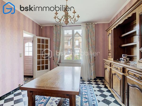 EN EXCLUSIVITÉ Maison de charme avec jardin et garage

À Saint-Étienne-du-Rouvray, dans un secteur calme proche des commerces et des principaux axes, découvrez cette authentique maison de 1929, construite en briques et silex, d'environ 83 m².

Le rez-de-chaussée comprend une salle à manger, un salon lumineux pouvant être transformé en chambre pour une vie de plain-pied, une grande salle de bains, une cuisine avec arrière-cuisine et un accès direct au jardin.

À l'étage, un palier dessert deux chambres et un dressing.

À l'extérieur, vous profiterez d'un jardin clos et sans vis-à-vis, ainsi que d'un garage et d'une cave.

Les atouts :
Possibilité de vivre de plain-pied.
Double vitrage.
Maison fraîche en été grâce à ses murs épais.
Garage, cave et jardin.
Proximité des commerces, transports et grands axes.

Informations complémentaires :

Surface : environ 83 m²
Chauffage au fioul
Taxe foncière : environ 1 000 €

Une maison pleine de charme, idéale pour ceux qui recherchent un bien authentique avec un beau potentiel. À découvrir rapidement !