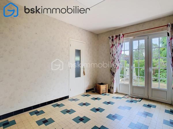 EN EXCLUSIVITÉ Maison de charme avec jardin et garage

À Saint-Étienne-du-Rouvray, dans un secteur calme proche des commerces et des principaux axes, découvrez cette authentique maison de 1929, construite en briques et silex, d'environ 83 m².

Le rez-de-chaussée comprend une salle à manger, un salon lumineux pouvant être transformé en chambre pour une vie de plain-pied, une grande salle de bains, une cuisine avec arrière-cuisine et un accès direct au jardin.

À l'étage, un palier dessert deux chambres et un dressing.

À l'extérieur, vous profiterez d'un jardin clos et sans vis-à-vis, ainsi que d'un garage et d'une cave.

Les atouts :
Possibilité de vivre de plain-pied.
Double vitrage.
Maison fraîche en été grâce à ses murs épais.
Garage, cave et jardin.
Proximité des commerces, transports et grands axes.

Informations complémentaires :

Surface : environ 83 m²
Chauffage au fioul
Taxe foncière : environ 1 000 €

Une maison pleine de charme, idéale pour ceux qui recherchent un bien authentique avec un beau potentiel. À découvrir rapidement !