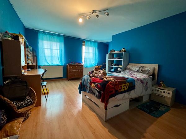 IMMEUBLE DE RAPPORT – DEUX LOGEMENTS EN DUPLEX, ANNEXES ET ESPACES EXTÉRIEURS
