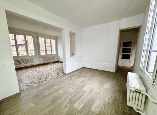 Maison familiale 8 pièces 6 chambres avec garage et cour – Centre-ville de Vimoutiers (61)