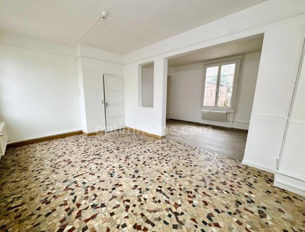 Maison familiale 8 pièces 6 chambres avec garage et cour – Centre-ville de Vimoutiers (61)