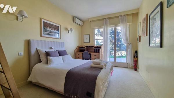 Fabron - Villa de 326 m² avec 6 chambres, piscine et vue mer !