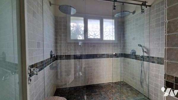 Fabron - Villa de 326 m² avec 6 chambres, piscine et vue mer !