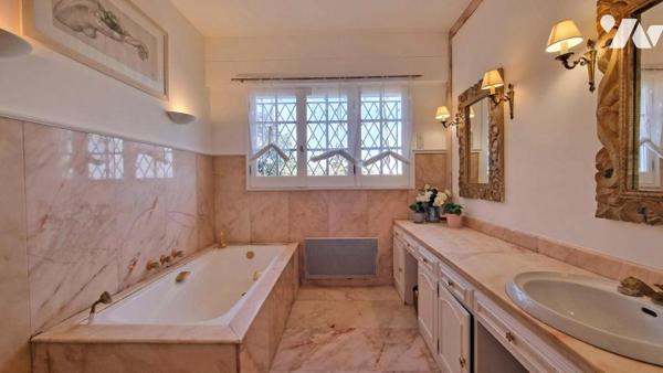 Fabron - Villa de 326 m² avec 6 chambres, piscine et vue mer !