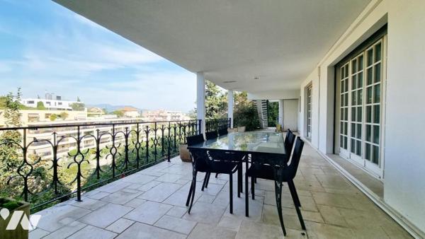 Fabron - Villa de 326 m² avec 6 chambres, piscine et vue mer !