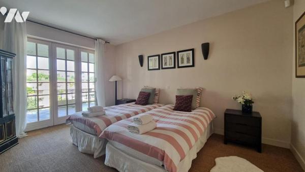 Fabron - Villa de 326 m² avec 6 chambres, piscine et vue mer !