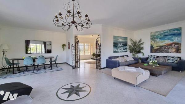 Fabron - Villa de 326 m² avec 6 chambres, piscine et vue mer !