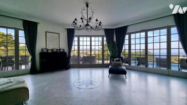 Fabron - Villa de 326 m² avec 6 chambres, piscine et vue mer !