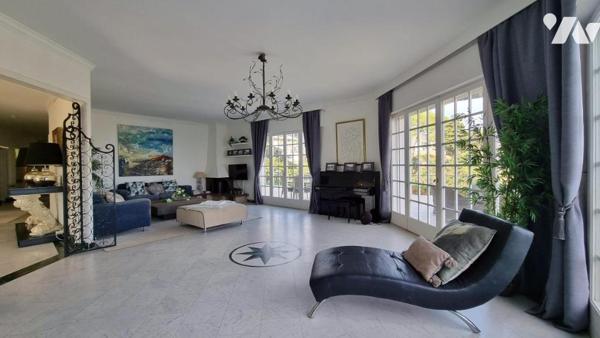 Fabron - Villa de 326 m² avec 6 chambres, piscine et vue mer !