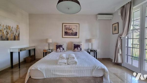 Fabron - Villa de 326 m² avec 6 chambres, piscine et vue mer !