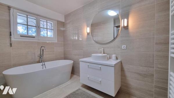 Fabron - Villa de 326 m² avec 6 chambres, piscine et vue mer !