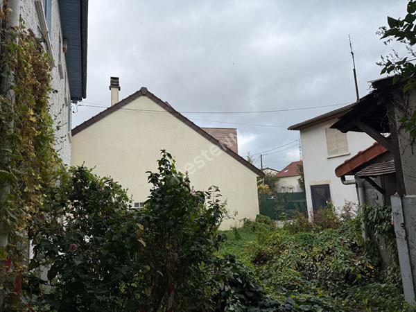 MONTREUIL, SUR UN TERRAIN DE 415M² , 2 MAISONS A RENOVER D'ENVIRON 75M² ET UNE GRANDE DEPENDANCE ATTENANTE DE 50M²
