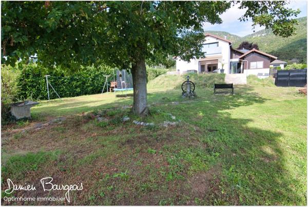 Maison individuelle avec appartement indépendant sur une parcelle de près de 1100 m2