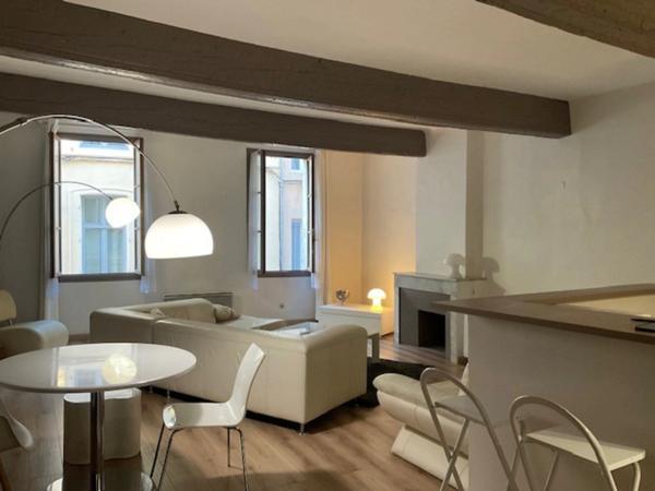 Centre ville d’Aix en Provence appartement de 64 m² T2/T3 rénové à deux pas du Palais de Justice