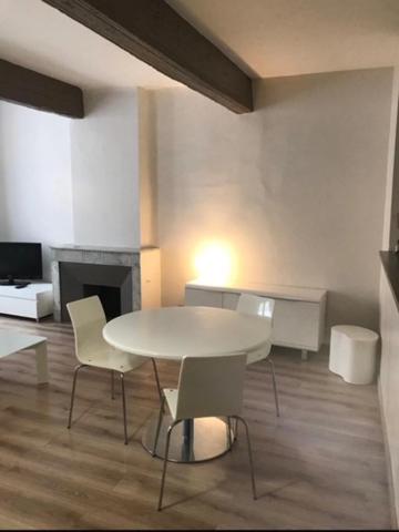 Centre ville d’Aix en Provence appartement de 64 m² T2/T3 rénové à deux pas du Palais de Justice