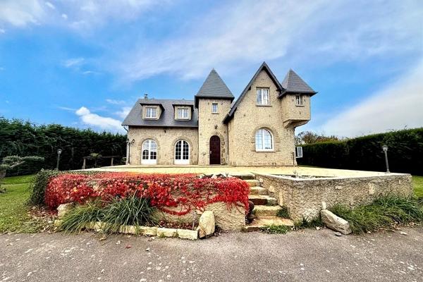 Maison d’architecte de 216 m2 avec piscine et 2 dépendances, sur terrain 2798 m2
