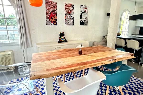 Maison d’architecte de 216 m2 avec piscine et 2 dépendances, sur terrain 2798 m2