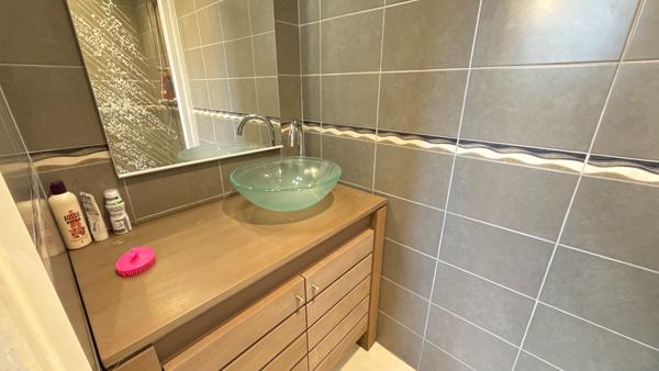 Maison d’architecte de 216 m2 avec piscine et 2 dépendances, sur terrain 2798 m2