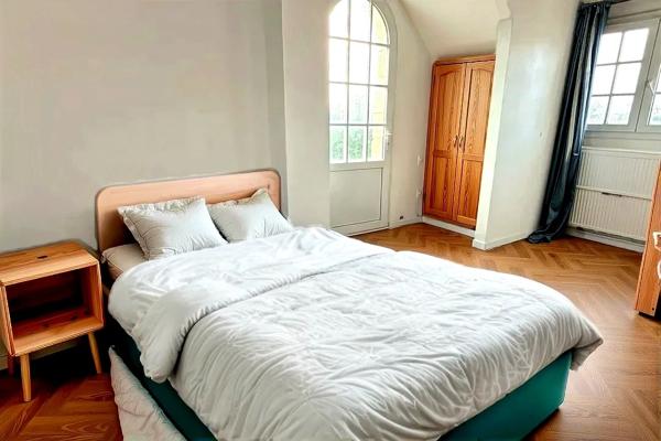 Maison d’architecte de 216 m2 avec piscine et 2 dépendances, sur terrain 2798 m2