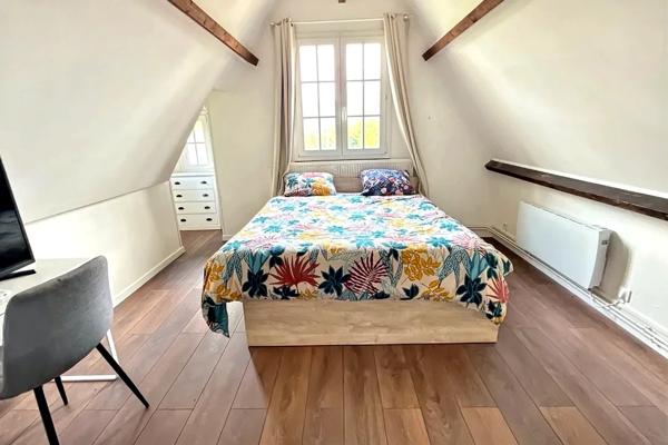 Maison d’architecte de 216 m2 avec piscine et 2 dépendances, sur terrain 2798 m2