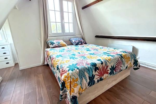 Maison d’architecte de 216 m2 avec piscine et 2 dépendances, sur terrain 2798 m2