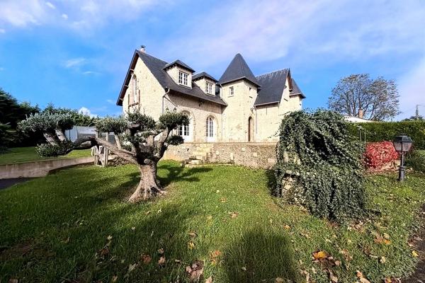 Maison d’architecte de 216 m2 avec piscine et 2 dépendances, sur terrain 2798 m2