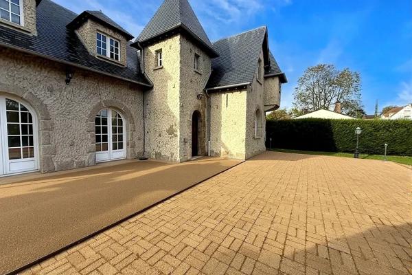 Maison d’architecte de 216 m2 avec piscine et 2 dépendances, sur terrain 2798 m2