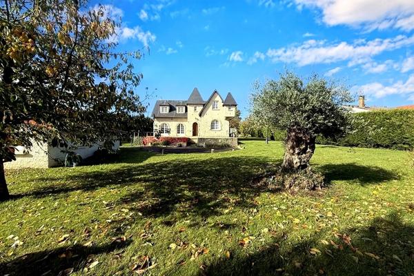 Maison d’architecte de 216 m2 avec piscine et 2 dépendances, sur terrain 2798 m2