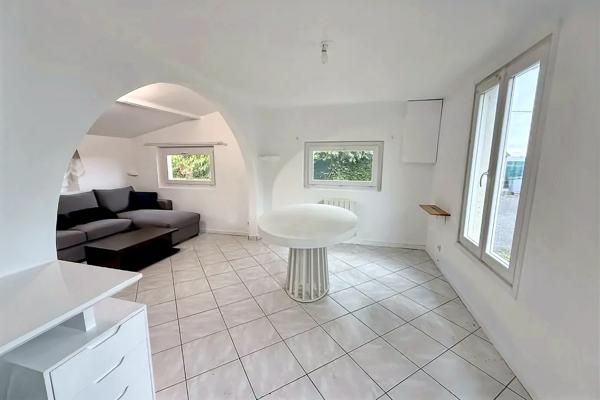 Maison d’architecte de 216 m2 avec piscine et 2 dépendances, sur terrain 2798 m2