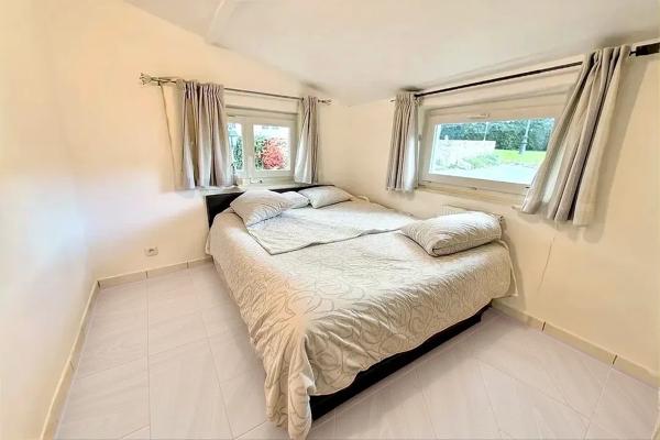 Maison d’architecte de 216 m2 avec piscine et 2 dépendances, sur terrain 2798 m2