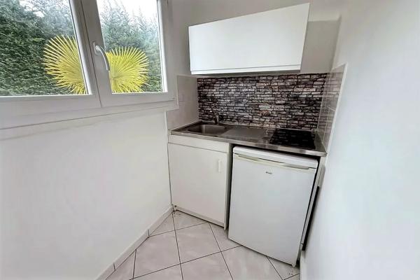 Maison d’architecte de 216 m2 avec piscine et 2 dépendances, sur terrain 2798 m2