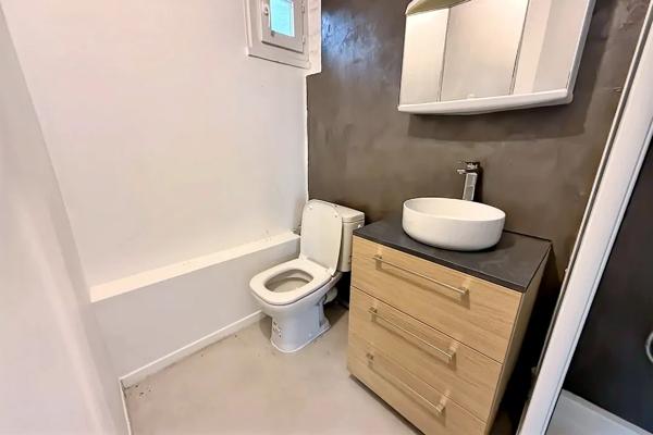 Maison d’architecte de 216 m2 avec piscine et 2 dépendances, sur terrain 2798 m2