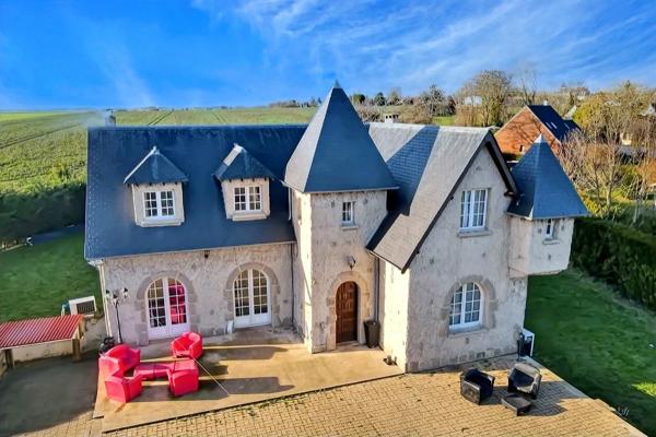 Maison d’architecte de 216 m2 avec piscine et 2 dépendances, sur terrain 2798 m2