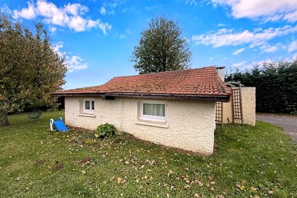 Maison d’architecte de 216 m2 avec piscine et 2 dépendances, sur terrain 2798 m2
