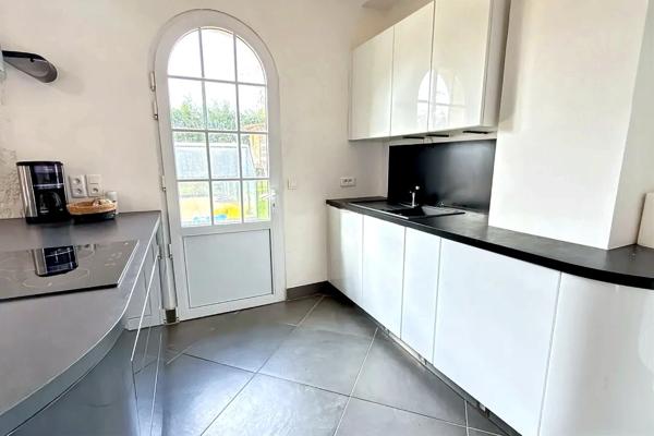 Maison d’architecte de 216 m2 avec piscine et 2 dépendances, sur terrain 2798 m2