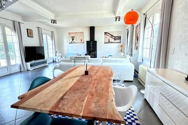 Maison d’architecte de 216 m2 avec piscine et 2 dépendances, sur terrain 2798 m2