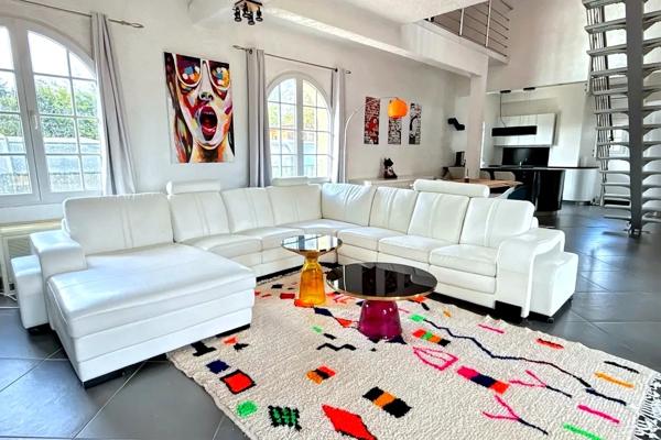 Maison d’architecte de 216 m2 avec piscine et 2 dépendances, sur terrain 2798 m2