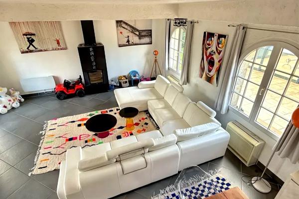 Maison d’architecte de 216 m2 avec piscine et 2 dépendances, sur terrain 2798 m2