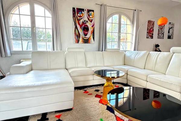 Maison d’architecte de 216 m2 avec piscine et 2 dépendances, sur terrain 2798 m2