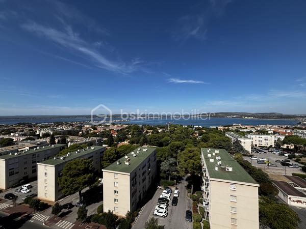 Situé sur la commune de Sète, dans le secteur du Château Vert, découvrez ce bel appartement T3 entièrement rénové d’environ 57 m², situé au 9ᵉ et dernier étage d’une résidence avec ascenseur.

L’appartement se compose d’un bel espace salon-séjour, particulièrement lumineux grâce à ses grandes fenêtres, offrant une vue panoramique exceptionnelle sur l’étang de Thau.

Vous profiterez également d’une cuisine équipée, fonctionnelle.

Côté nuit, l’appartement dispose de deux belles chambres, dont une avec dressing. Toutes deux bénéficient d’une agréable vue sur le mont Saint-Clair.

Une cave complète ce bien.

Cet appartement est vendu avec un locataire en place, dont le bail court jusqu’au mois d’octobre 2027.

Le loyer mensuel s’élève à 810 € charges comprises, dont 105 € de charges mensuelles, soit un revenu locatif annuel de 9 720 € charges comprises.

Pour les investisseurs, ce bien présente une rentabilité nette estimée à environ 6 %, calculée en tenant compte du prix d’acquisition, des frais de notaire et de la taxe foncière.

Une opportunité à découvrir sans plus tarder, contactez-nous pour organiser une visite !