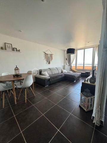 Situé sur la commune de Sète, dans le secteur du Château Vert, découvrez ce bel appartement T3 entièrement rénové d’environ 57 m², situé au 9ᵉ et dernier étage d’une résidence avec ascenseur.

L’appartement se compose d’un bel espace salon-séjour, particulièrement lumineux grâce à ses grandes fenêtres, offrant une vue panoramique exceptionnelle sur l’étang de Thau.

Vous profiterez également d’une cuisine équipée, fonctionnelle.

Côté nuit, l’appartement dispose de deux belles chambres, dont une avec dressing. Toutes deux bénéficient d’une agréable vue sur le mont Saint-Clair.

Une cave complète ce bien.

Cet appartement est vendu avec un locataire en place, dont le bail court jusqu’au mois d’octobre 2027.

Le loyer mensuel s’élève à 810 € charges comprises, dont 105 € de charges mensuelles, soit un revenu locatif annuel de 9 720 € charges comprises.

Pour les investisseurs, ce bien présente une rentabilité nette estimée à environ 6 %, calculée en tenant compte du prix d’acquisition, des frais de notaire et de la taxe foncière.

Une opportunité à découvrir sans plus tarder, contactez-nous pour organiser une visite !