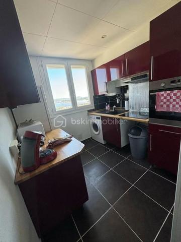 Situé sur la commune de Sète, dans le secteur du Château Vert, découvrez ce bel appartement T3 entièrement rénové d’environ 57 m², situé au 9ᵉ et dernier étage d’une résidence avec ascenseur.

L’appartement se compose d’un bel espace salon-séjour, particulièrement lumineux grâce à ses grandes fenêtres, offrant une vue panoramique exceptionnelle sur l’étang de Thau.

Vous profiterez également d’une cuisine équipée, fonctionnelle.

Côté nuit, l’appartement dispose de deux belles chambres, dont une avec dressing. Toutes deux bénéficient d’une agréable vue sur le mont Saint-Clair.

Une cave complète ce bien.

Cet appartement est vendu avec un locataire en place, dont le bail court jusqu’au mois d’octobre 2027.

Le loyer mensuel s’élève à 810 € charges comprises, dont 105 € de charges mensuelles, soit un revenu locatif annuel de 9 720 € charges comprises.

Pour les investisseurs, ce bien présente une rentabilité nette estimée à environ 6 %, calculée en tenant compte du prix d’acquisition, des frais de notaire et de la taxe foncière.

Une opportunité à découvrir sans plus tarder, contactez-nous pour organiser une visite !